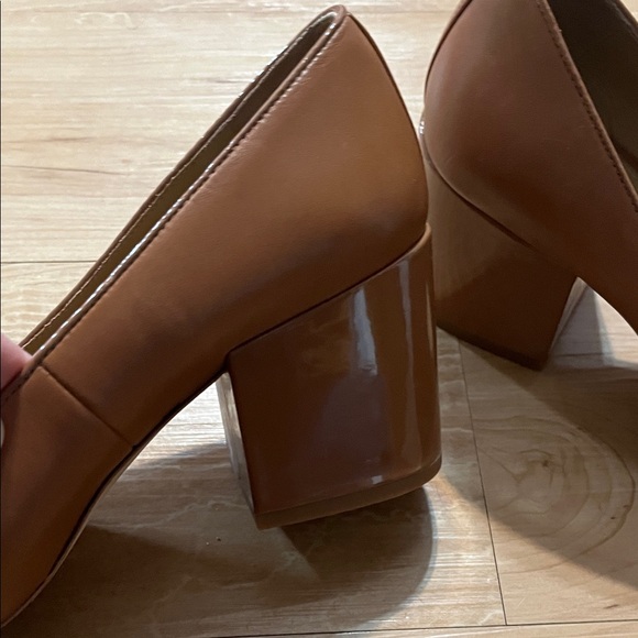 Classic, beautiful Tory Burch Block Heels - Picture 4 of 6